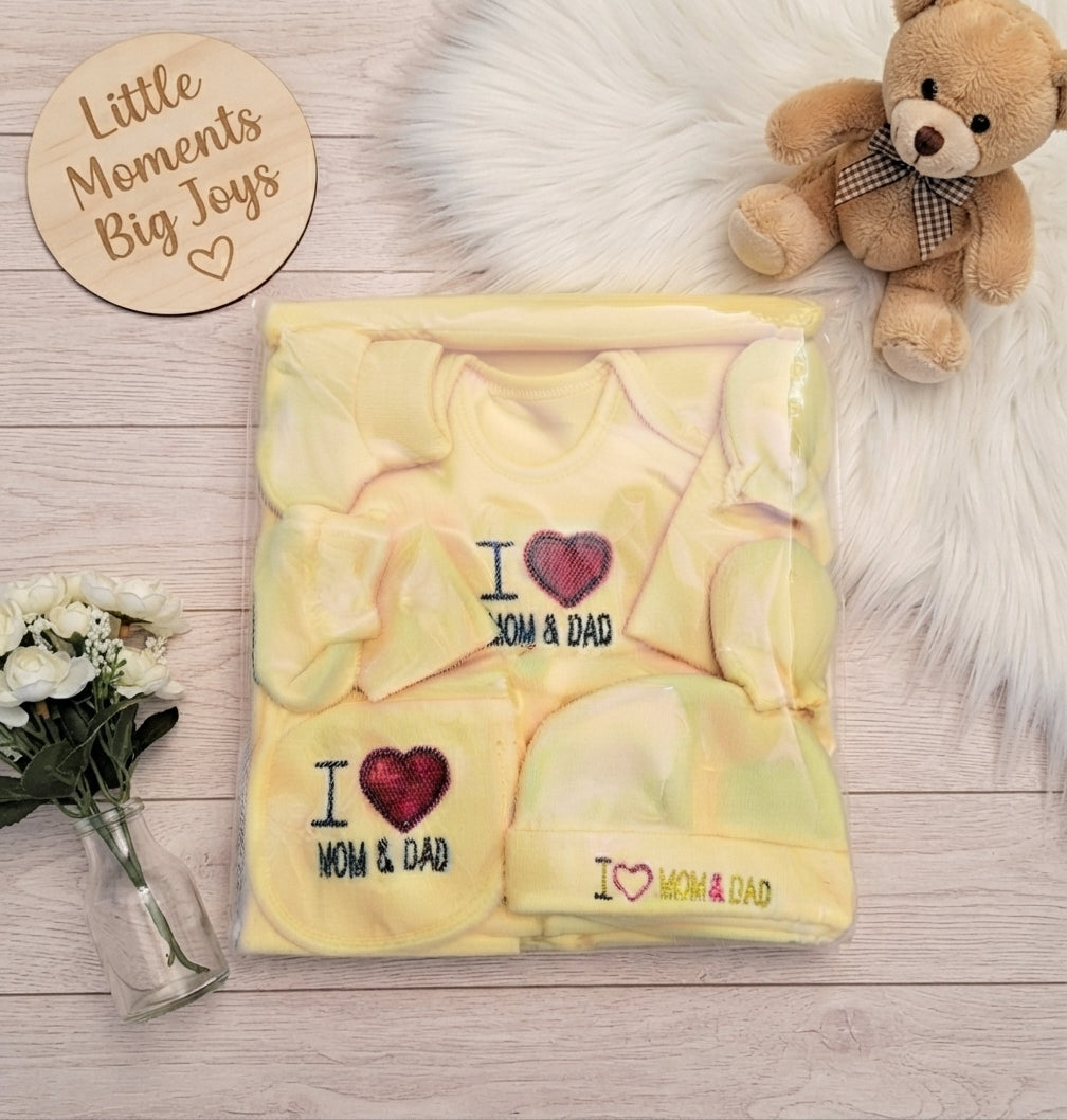 I Love Mom & Dad - New Born Baby Winter Fleece Gift Set (8 Pieces)