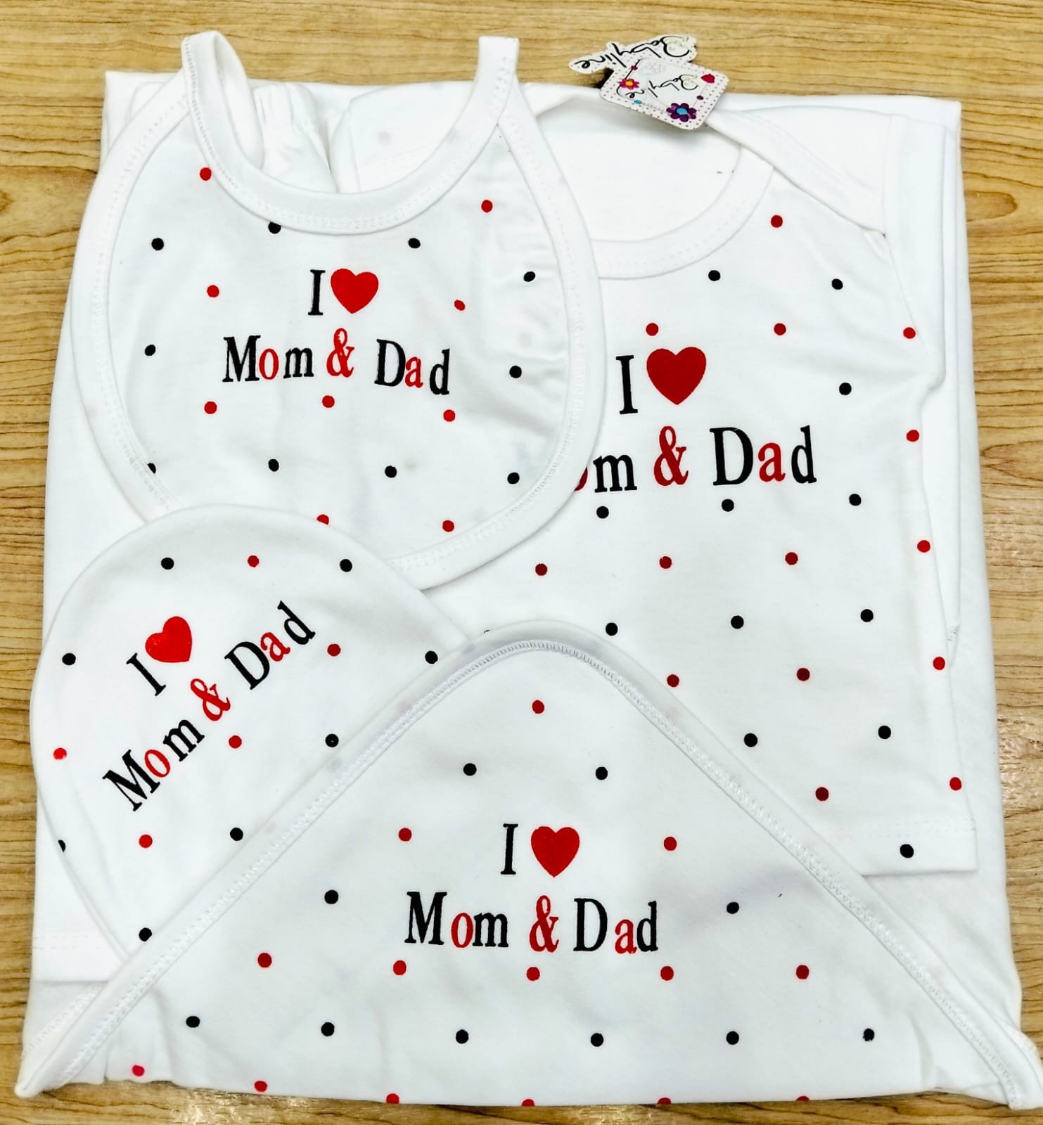 Dress your little one in comfort with our 5 Piece Baby Gift Set made from 100% premium soft cotton. Designed for newborn babies, this adorable "I Love Mom & Dad" printed set is soft, breathable, lightweight, and gentle on delicate baby skin. A perfect choice for daily wear or as a thoughtful baby shower gift.